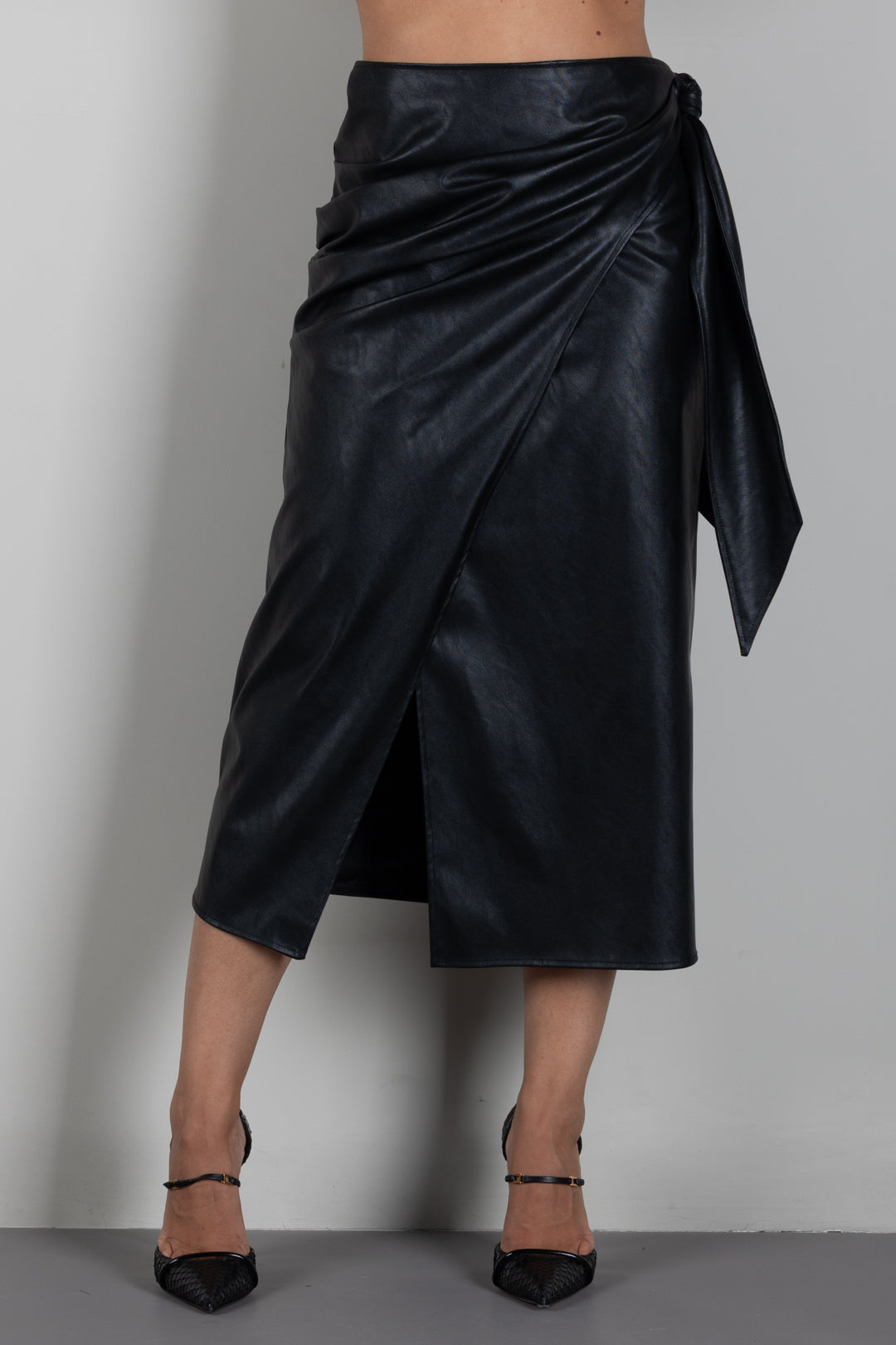 Elisabetta Franchi Gonna Midi Effetto Pelle con Drappeggi e Fusciacca GO21866E2 NERO