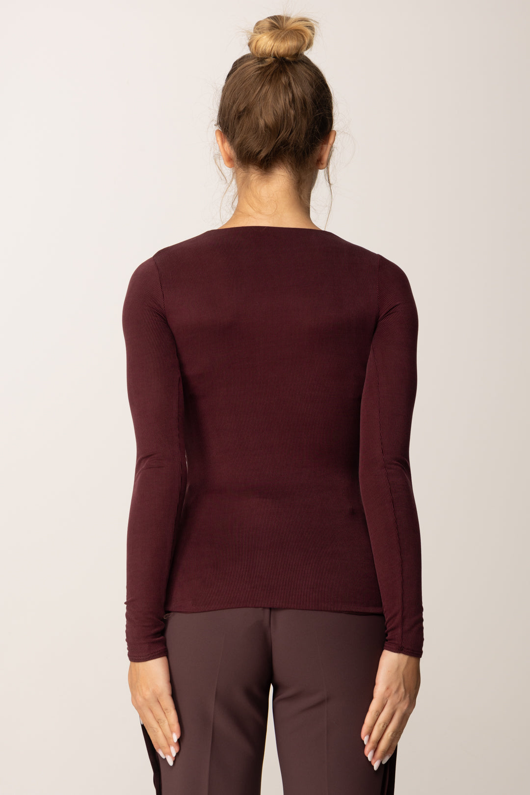 Elisabetta Franchi Maglia a Costine In Cupro con Scollo Profondo e Bottoni Dorati MD00456E2 MERLOT