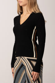 Akep 

maglia Punto Pizzo con Scollo a V e Bande Laterali MGKD11048 NERO