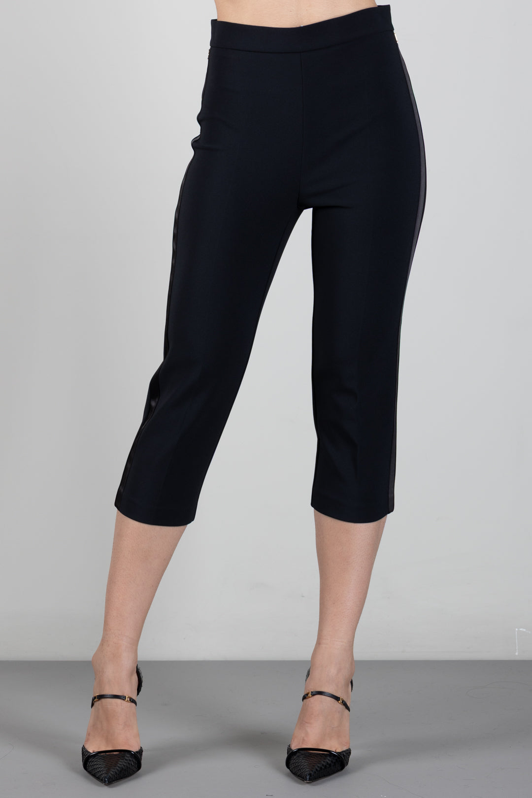 Elisabetta Franchi Pantaloni Capri In Crêpe Leggero e Raso PA20567E2 NERO