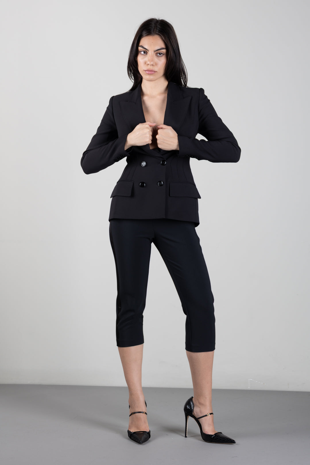 Elisabetta Franchi Pantaloni Capri In Crêpe Leggero e Raso PA20567E2 NERO