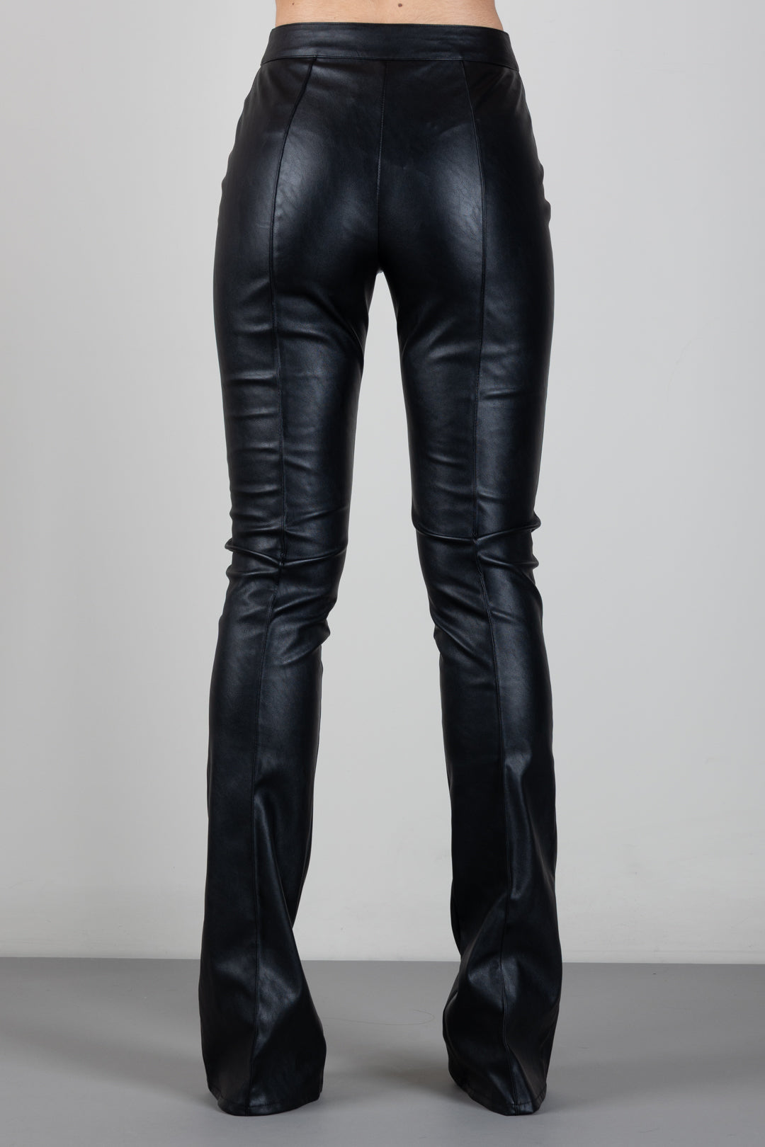 Elisabetta Franchi Pantaloni Effetto Pelle con Nervature e Fondo a Zampa PA18866E2 NERO