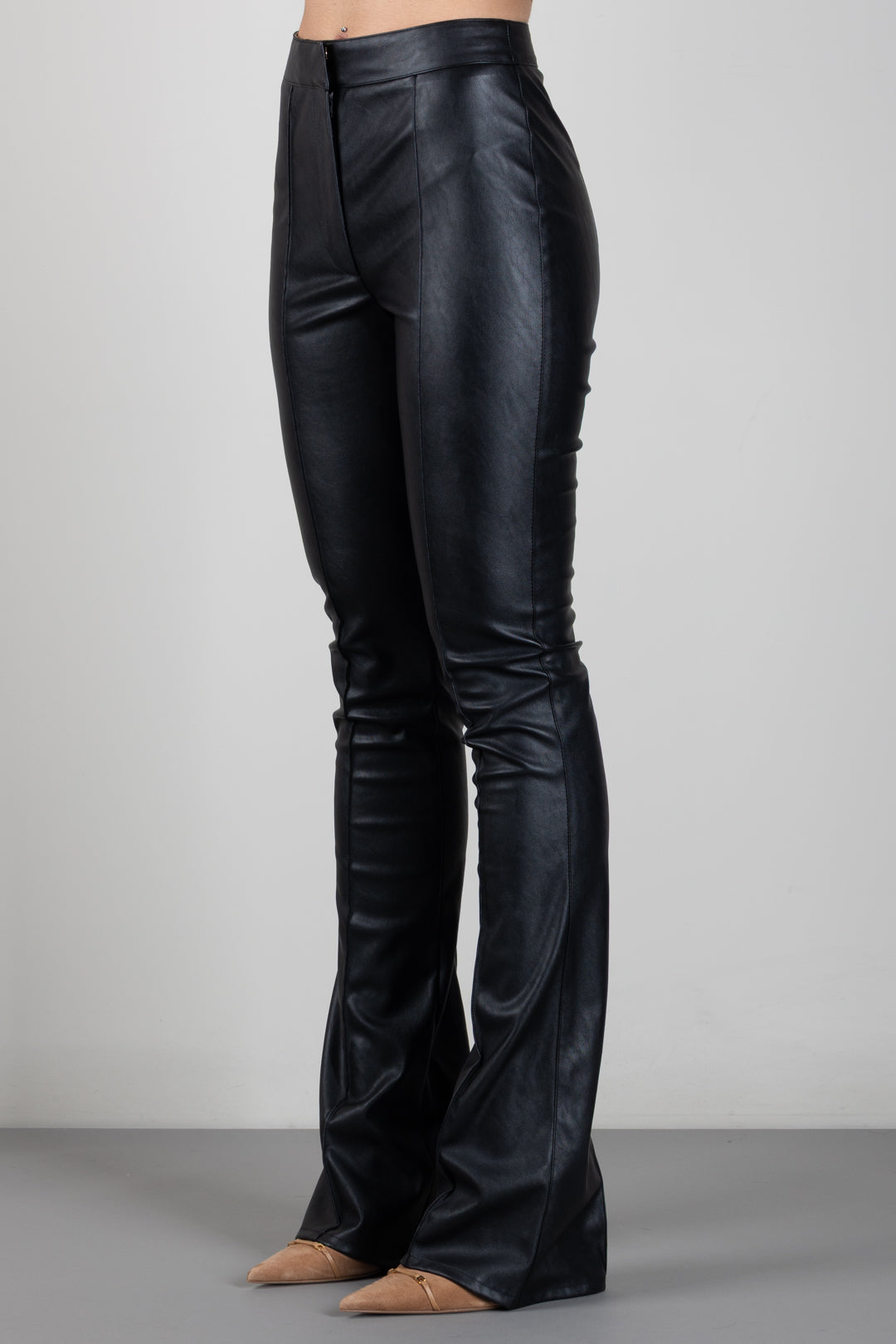 Elisabetta Franchi Pantaloni Effetto Pelle con Nervature e Fondo a Zampa PA18866E2 NERO