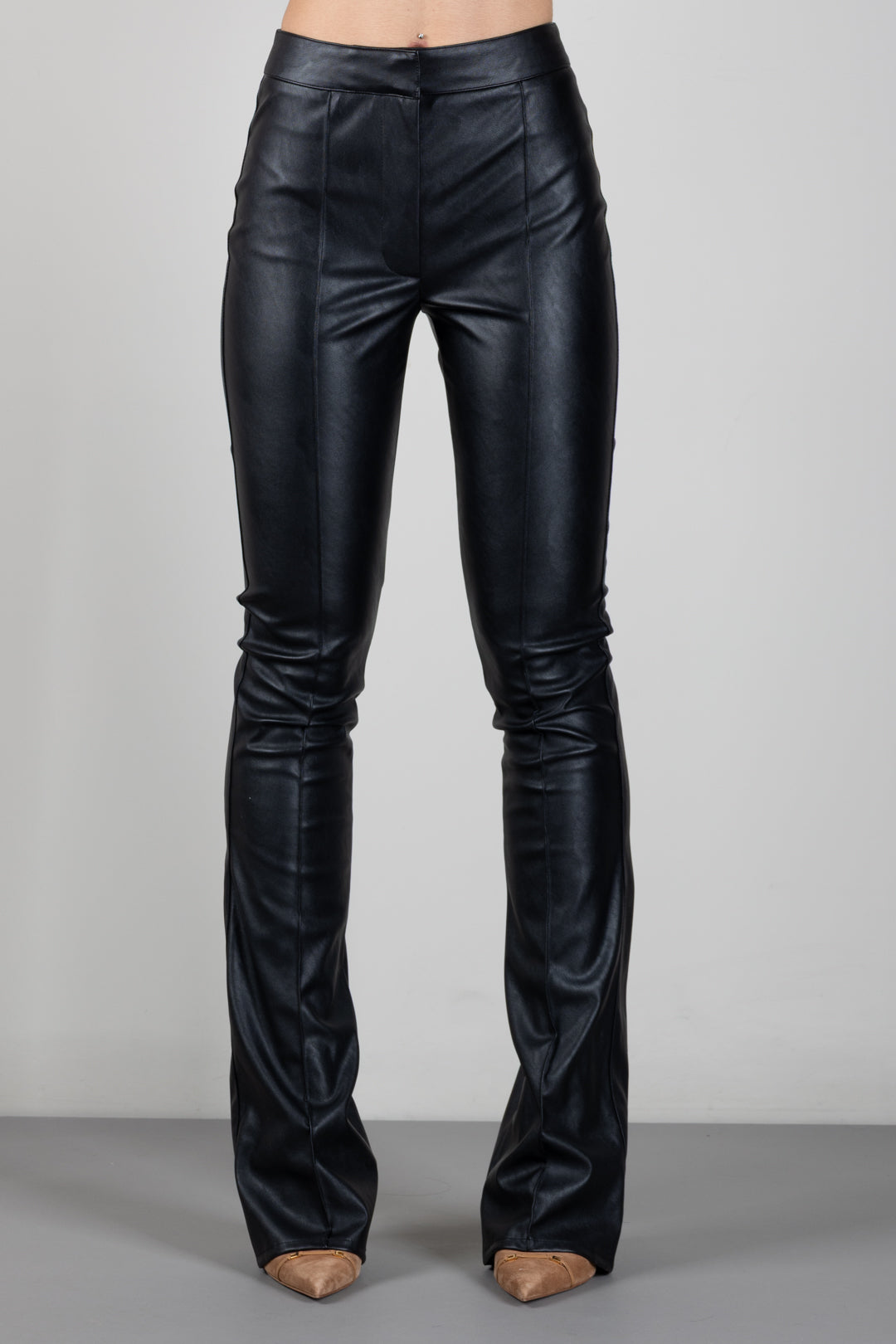 Elisabetta Franchi Pantaloni Effetto Pelle con Nervature e Fondo a Zampa PA18866E2 NERO