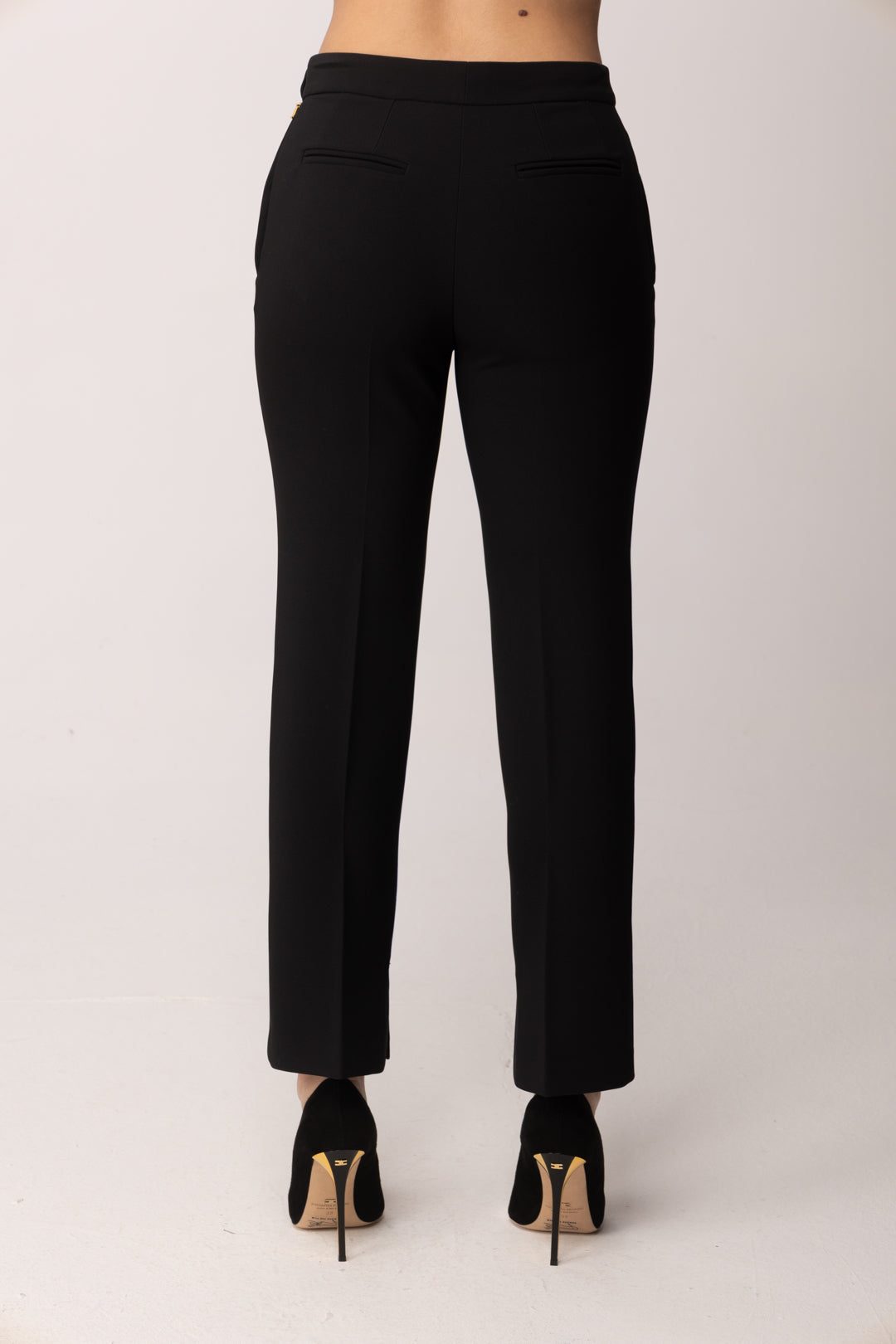 Elisabetta Franchi Pantaloni In Crêpe Leggero con Logo Charm PA16661E2 NERO