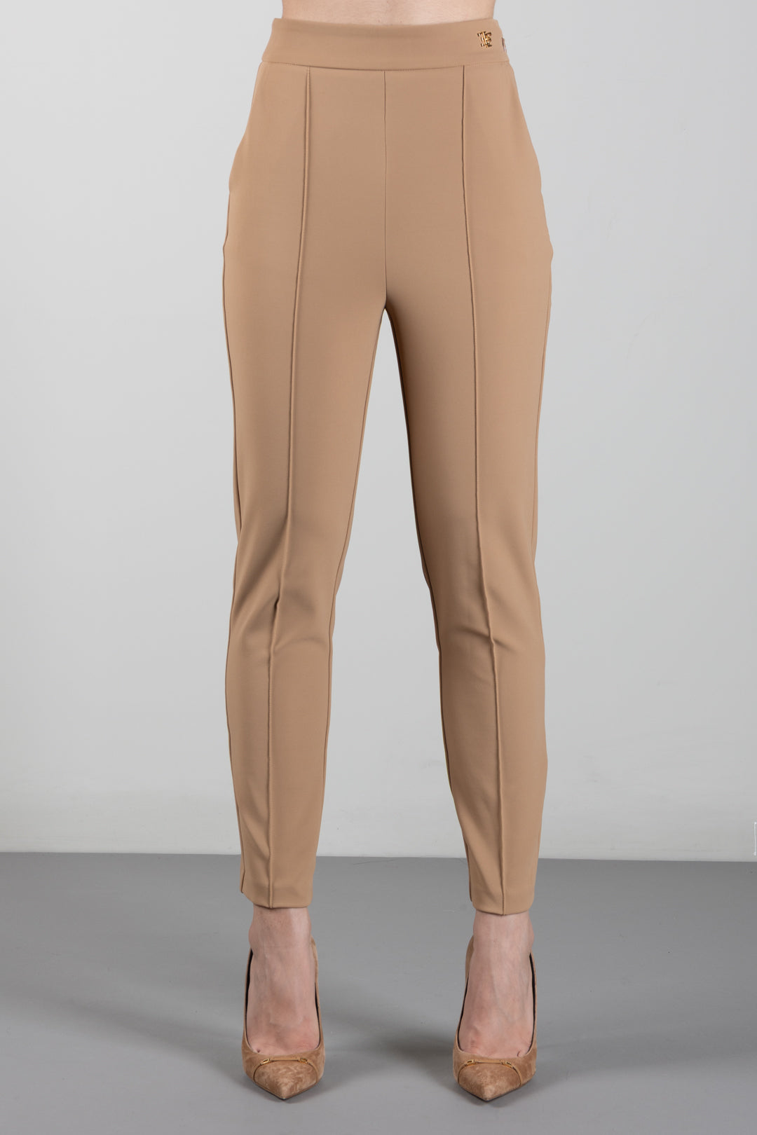Elisabetta Franchi Pantaloni  In Tessuto Tecnico con Nervature PA22067E2 DAINO