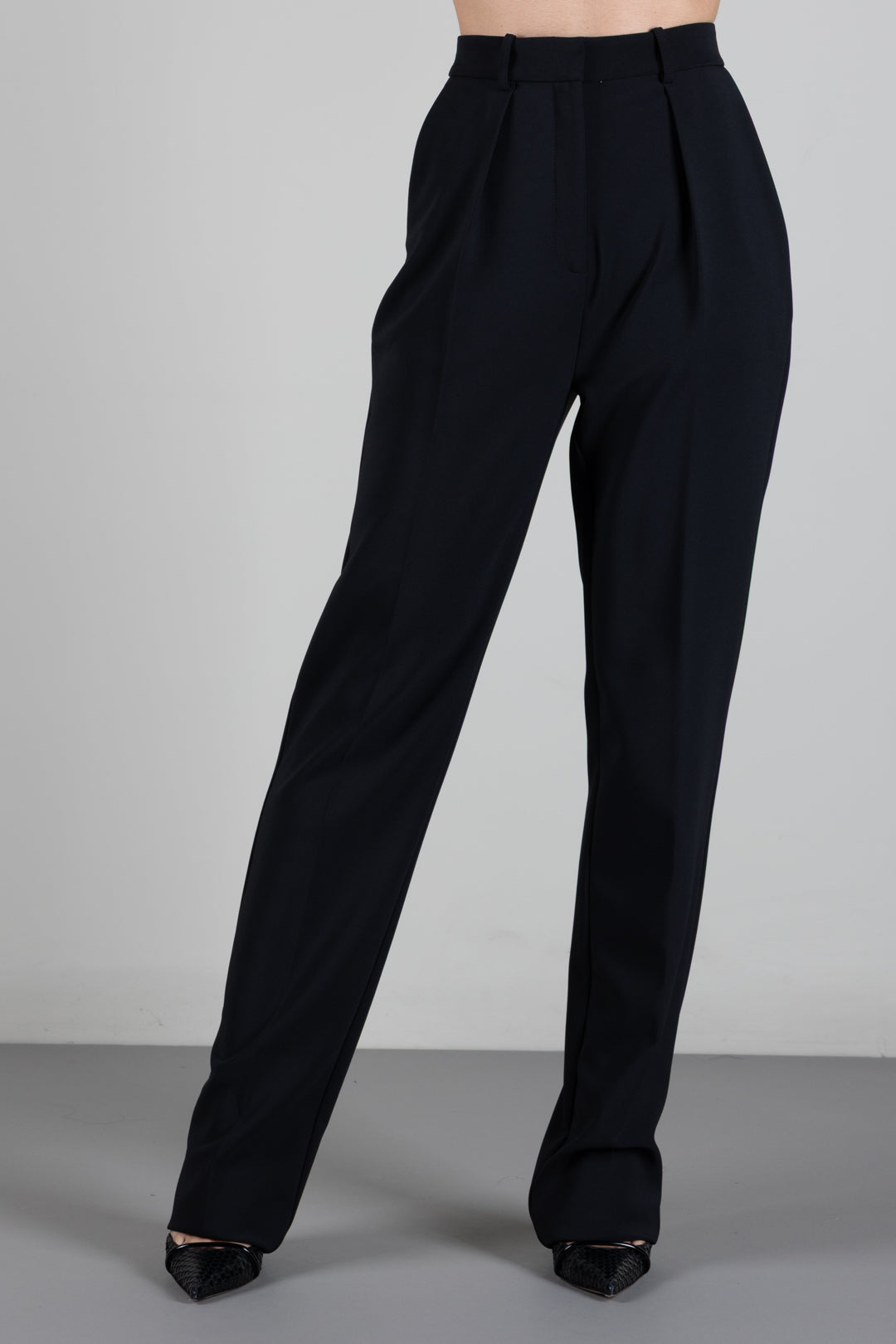 Elisabetta Franchi Pantaloni Regular In Crêpe Leggero con Pinces PA19466E2 NERO