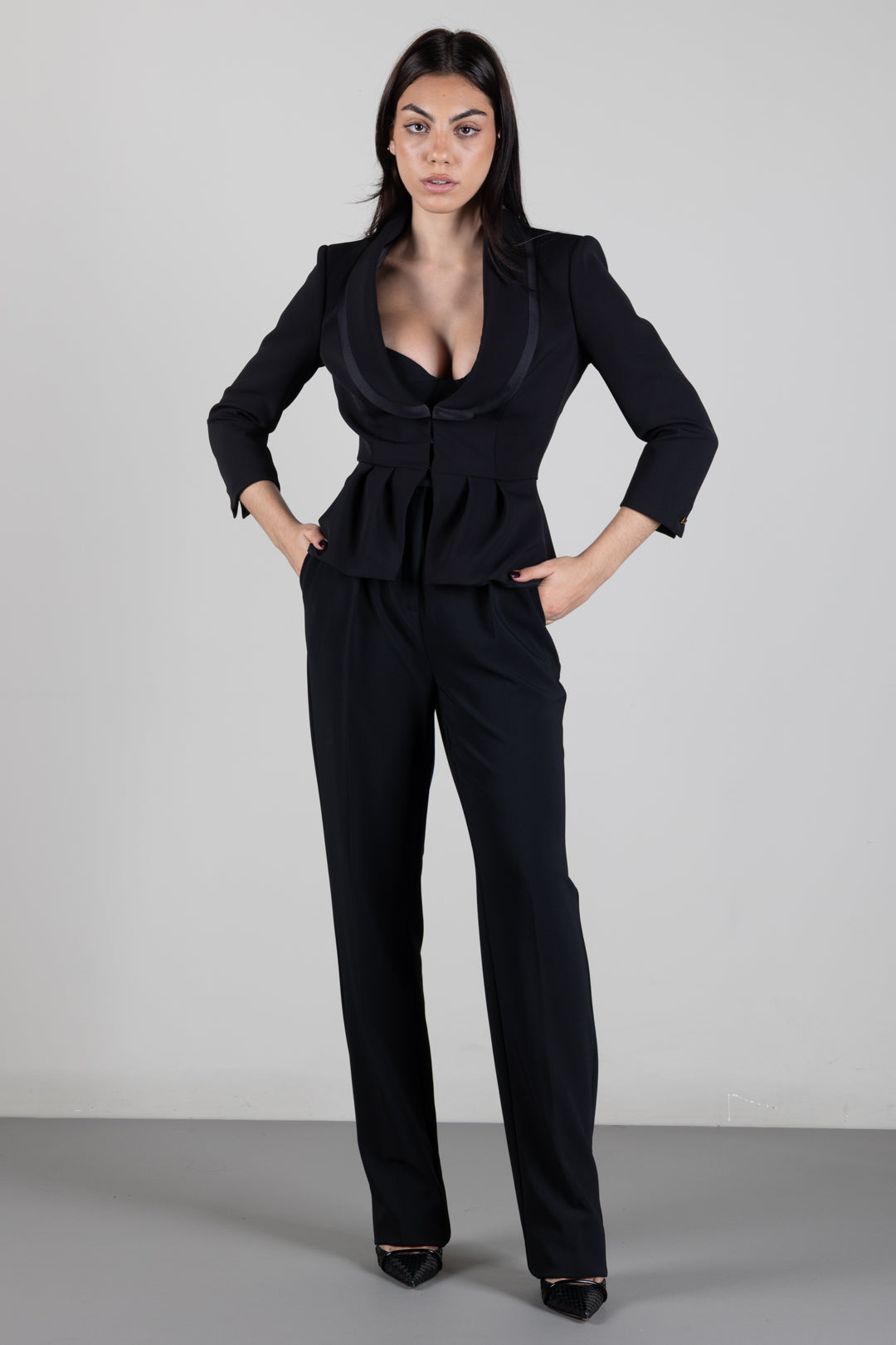 Elisabetta Franchi Pantaloni Regular In Crêpe Leggero con Pinces PA19466E2 NERO