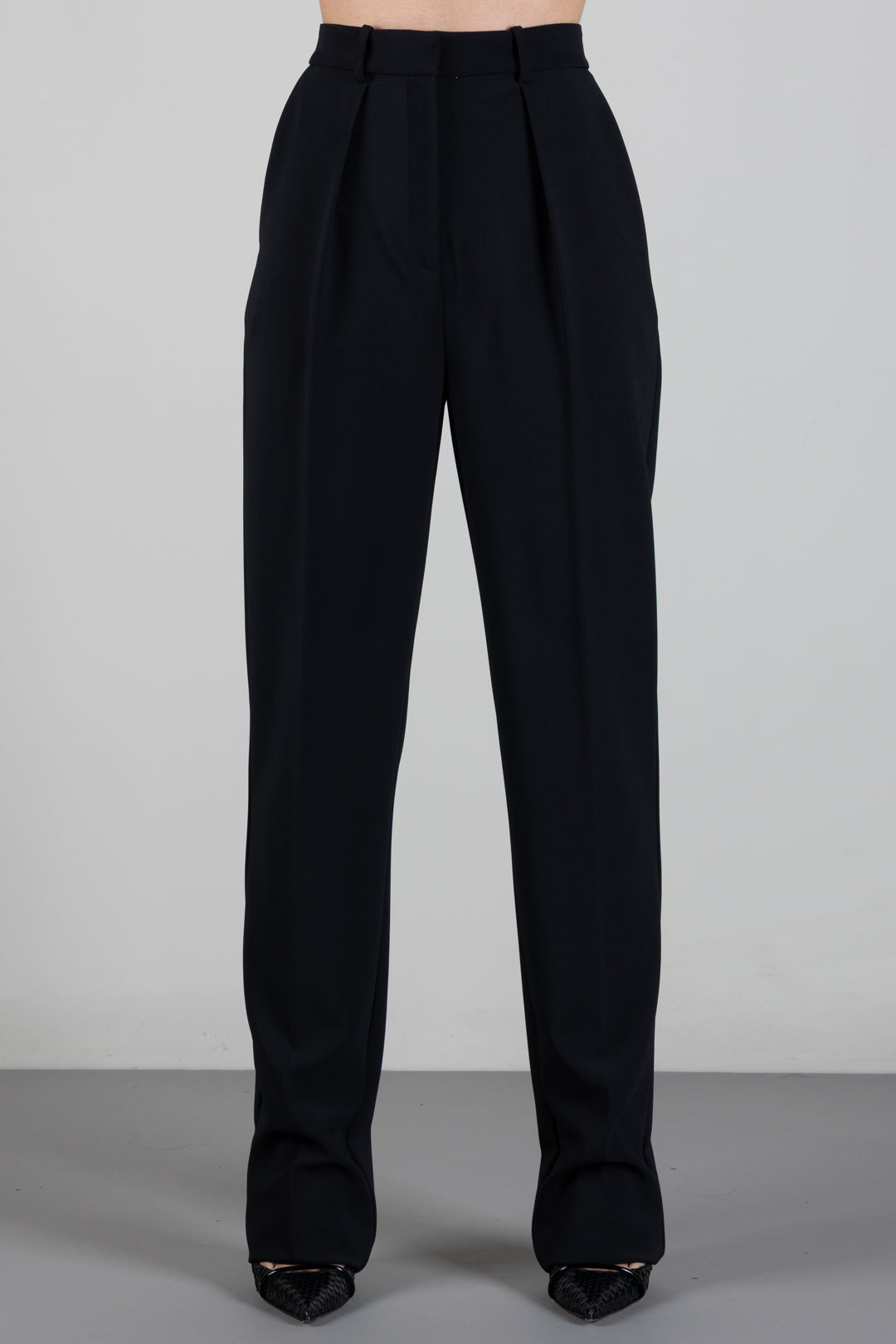 Elisabetta Franchi Pantaloni Regular In Crêpe Leggero con Pinces PA19466E2 NERO
