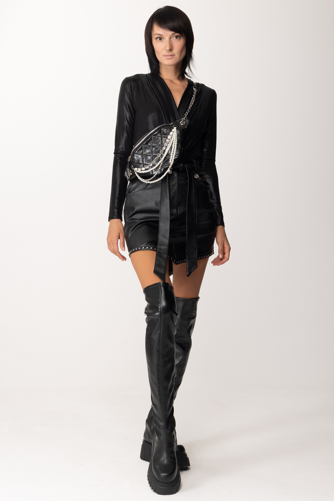 Vista previa: Gaelle Paris Minifalda de piel con tachuelas y cinturón. Nero