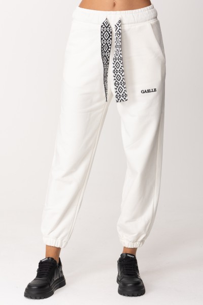 Gaelle Paris  Spodnie z haftem z logo GBDP18998 OFFWHITE