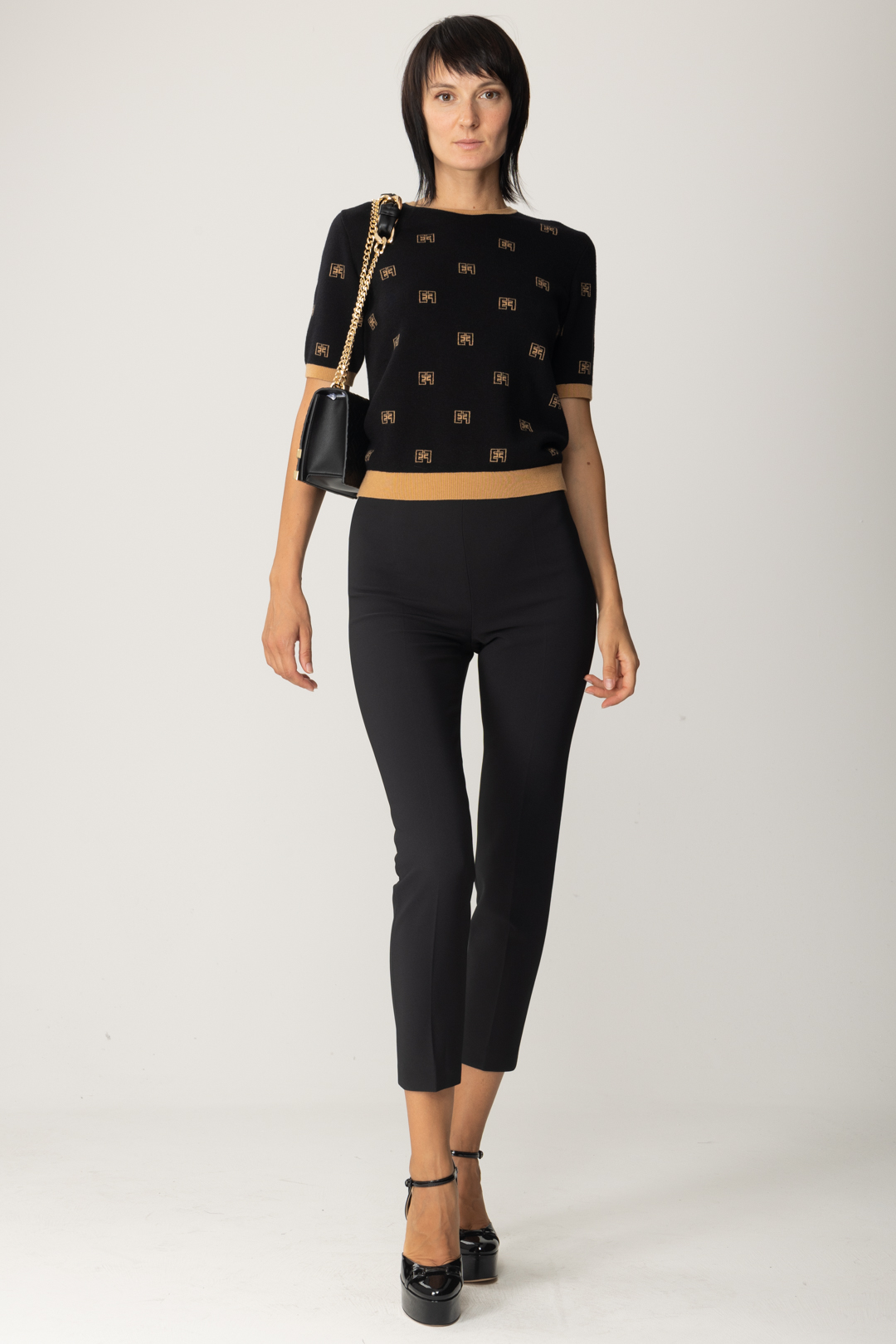 Preview: Elisabetta Franchi Knitted T-shirt with logo print NERO/CARAMELLO